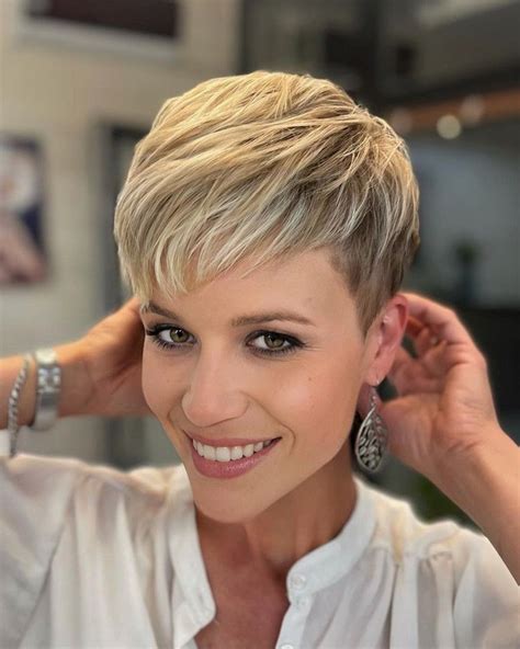 ladies short hairstyles 2023